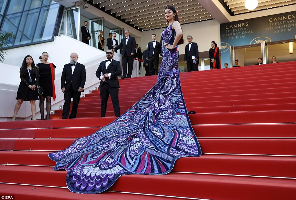 Cận cảnh mẫu váy lộng lẫy tốn 3.000 giờ làm của Hoa hậu thế giới Aishwarya Rai Cận cảnh mẫu váy lộng lẫy tốn 3.000 giờ làm của Hoa hậu thế giới Aishwarya Rai